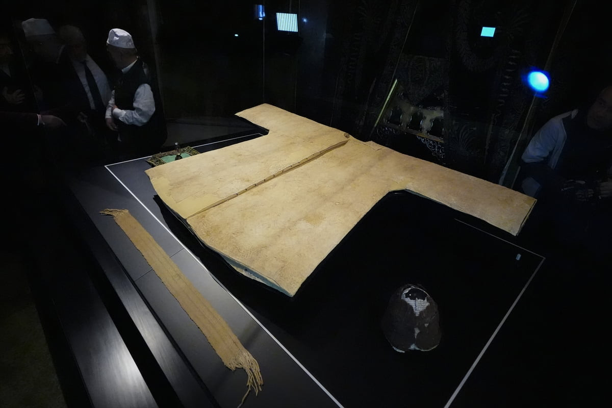 Hazreti Muhammed'in (SAV) Veysel Karani'ye hediye bıraktığı Hırka-i Şerif, ramazan dolayısıyla...