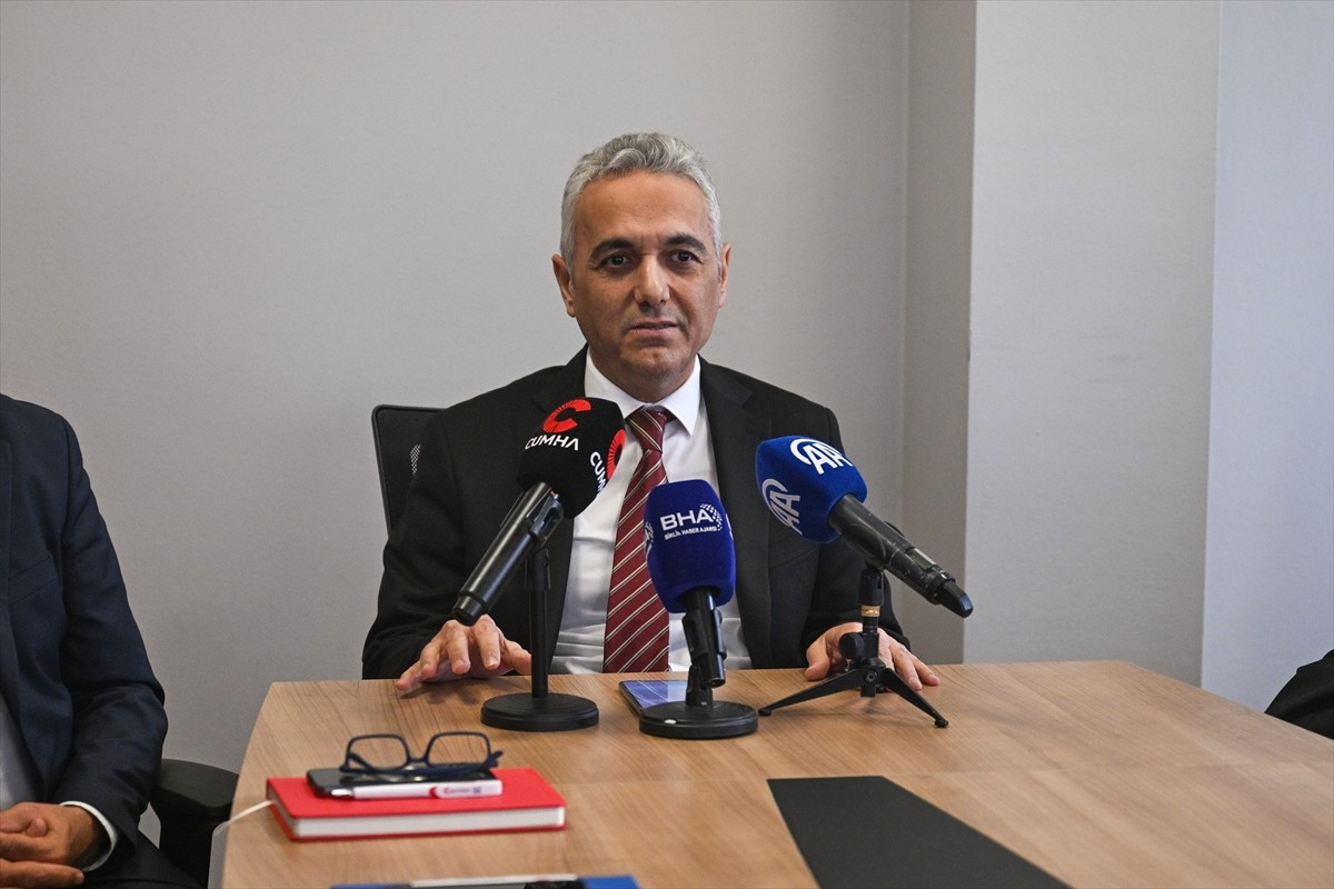 Hekimsen Genel Başkanı Adil Kurban, Hekimsen Ankara Şube Binası’nda düzenlenen toplantıda yaptığı...