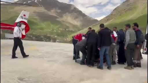 Helikopter ambulans 78 yaşındaki hastayı Van’a sevk etti