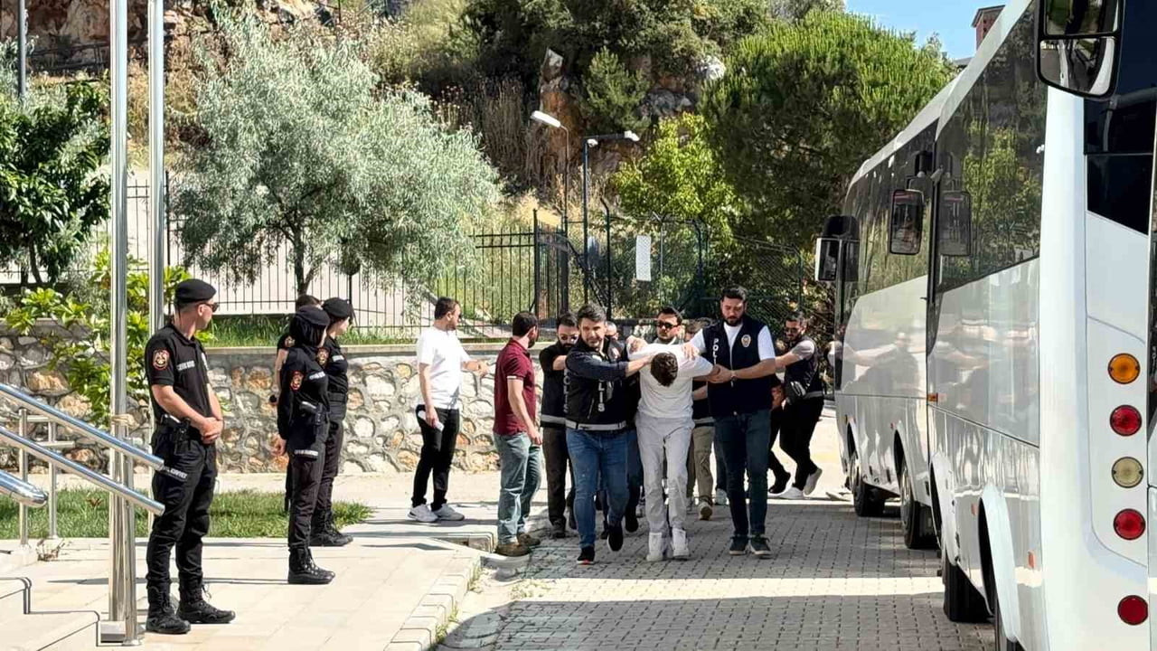 HELİKOPTER VE ÖZEL HAREKAT DESTEKLİ BASKIN SONRASI 29 ŞÜPHELİ ADLİYEYE GETİRİLDİ