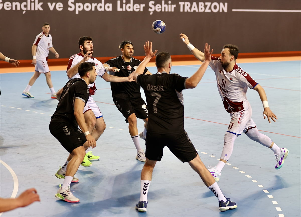 Hentbol Ardventure Erkekler Süper Lig play-off etabı ikinci haftasında Trabzon Büyükşehir...