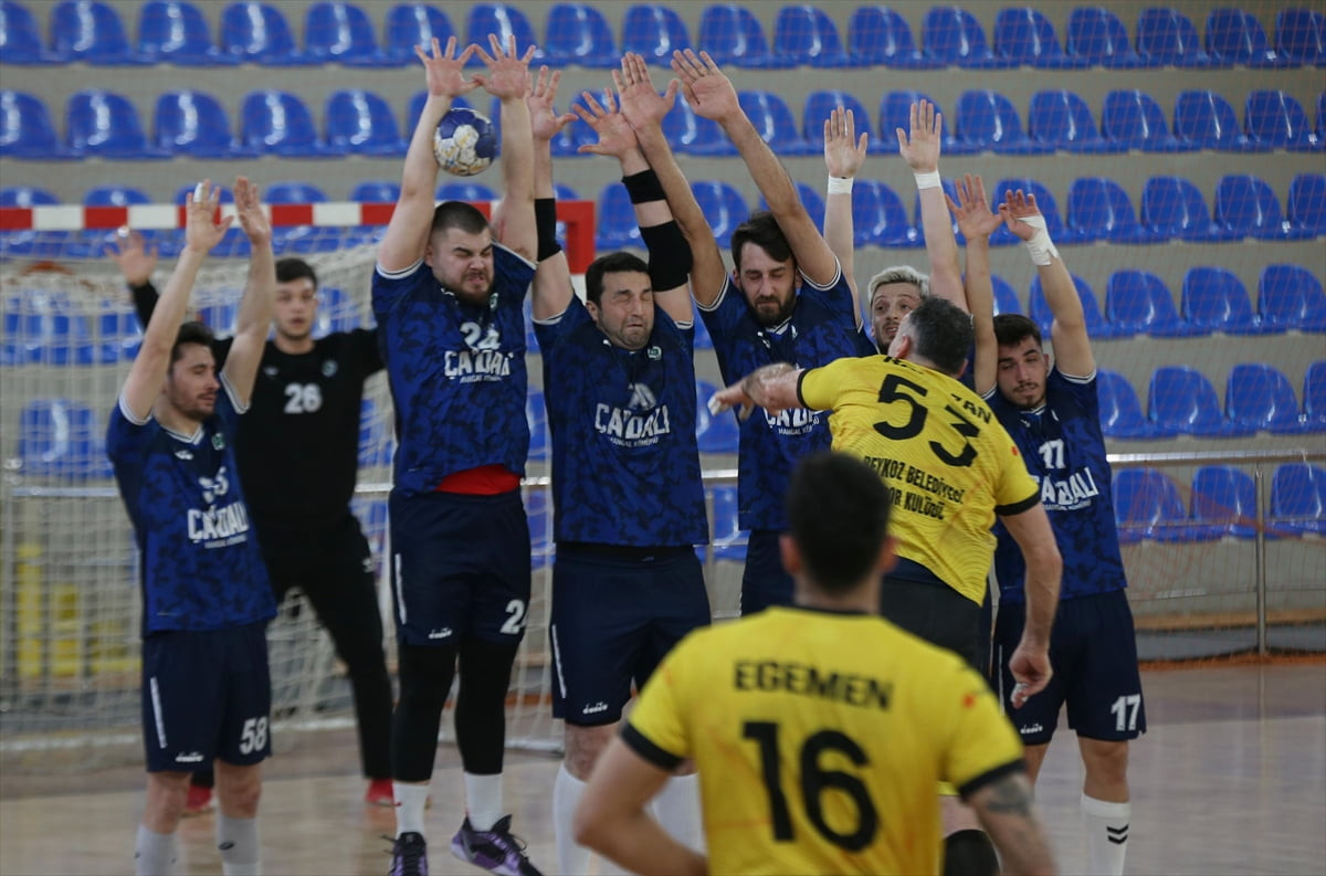 Hentbol Ardventure Erkekler Süper Lig play-out ilk hafta maçında Rize Belediyespor, Yenişehir Spor...