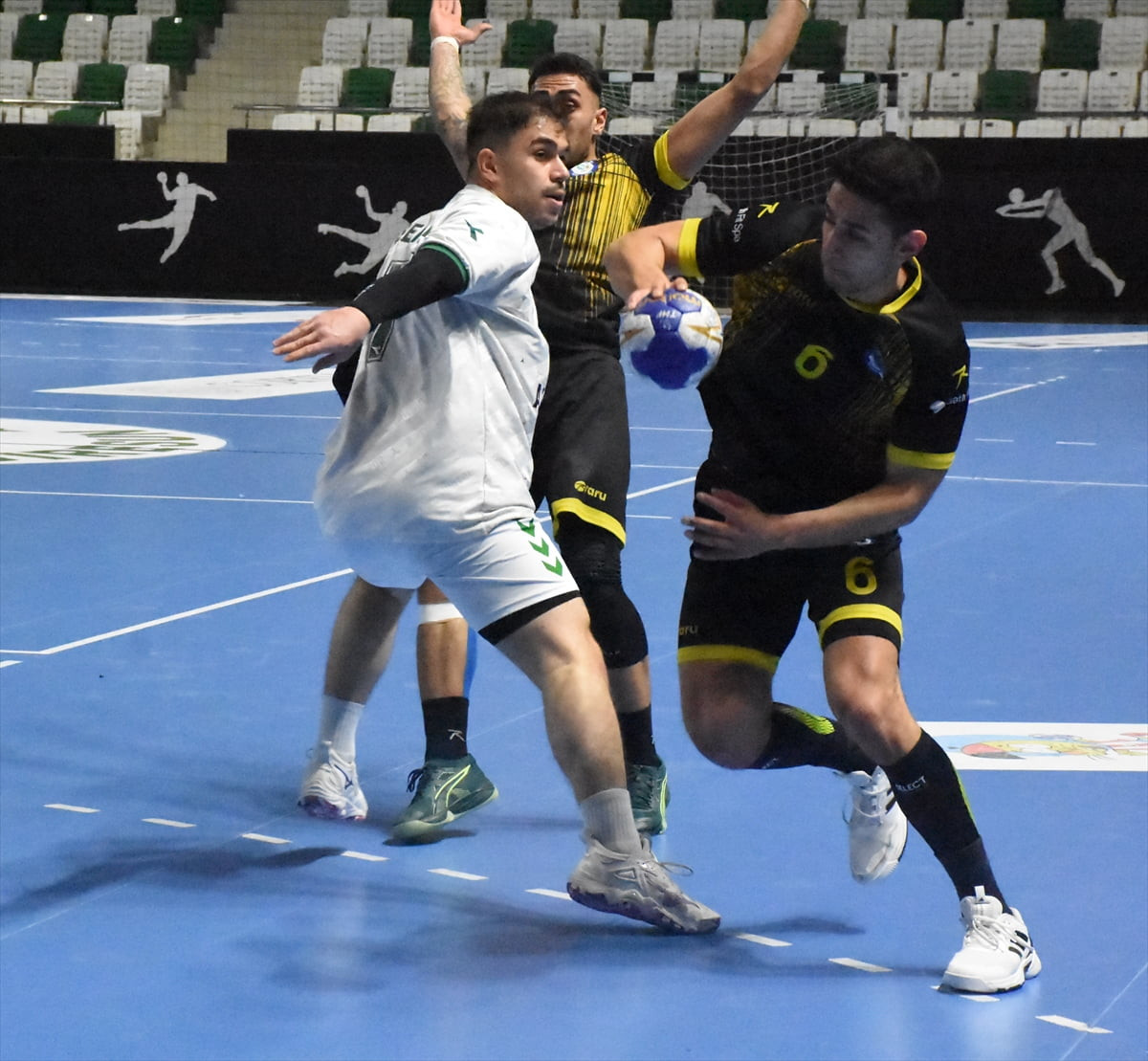 Hentbol Ardventure Erkekler Süper Lig'in 24. haftasında Altınpost Giresunspor, Beykoz Belediyesi...