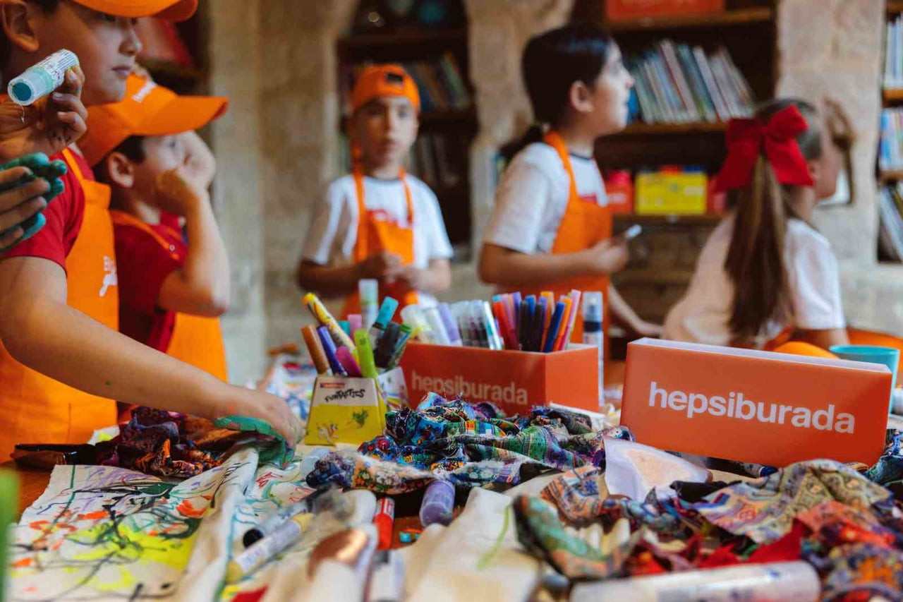HEPSİBURADA, 7. MARDİN BİENALİ KAPSAMINDA DÜZENLENEN ÇOCUK ATÖLYELERİNE DESTEK VEREREK ÇOCUKLAR VE...
