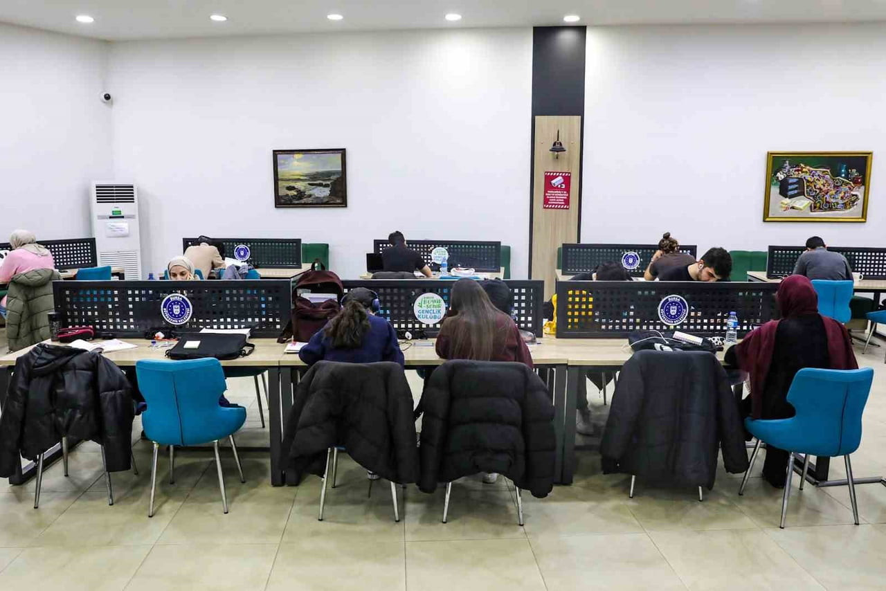 HER ALANDA GENÇLERİN YANINDA OLAN BURSA BÜYÜKŞEHİR BELEDİYESİ, ÜNİVERSİTE SINAV MARATONU ÖNCESİ...