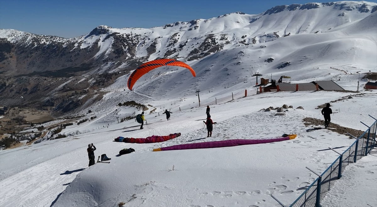 Her yıl çok sayıda kayakseveri ağırlayan Isparta'daki Davraz Kayak Merkezi, kış sezonunda yamaç...