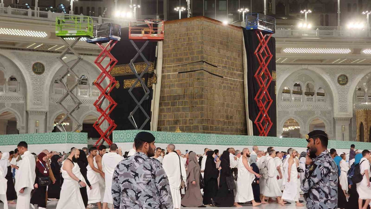 HER YIL HAC DÖNEMİNDE DEĞİŞTİRİLEN KABE ÖRTÜSÜ, YAKLAŞAN KURBAN BAYRAMI ÖNCESİ HACILAR MEKKE’YE...