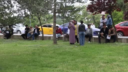 Herkes sandalye getirdi, o çadır kurdu