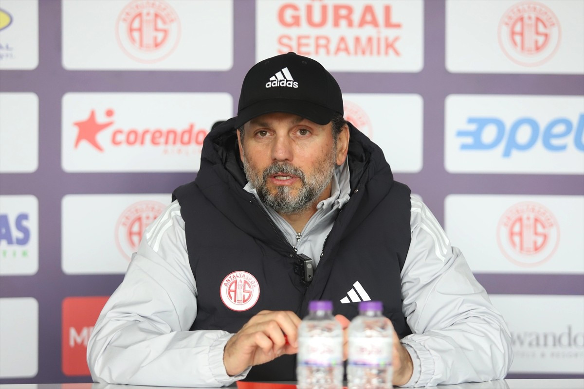 Hesap.com Antalyaspor Teknik Direktörü Erol Bulut, Atilla Vehbi Konuk Tesisleri'nde düzenlediği...