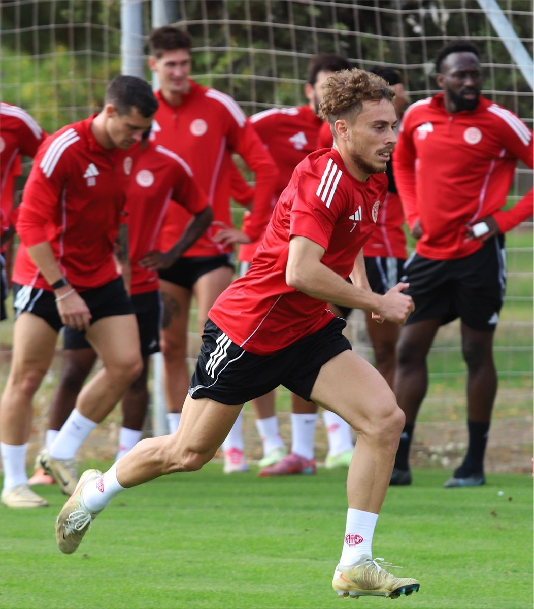 Hesap.com Antalyaspor, Trendyol Süper Lig'in 12. haftasında sahasında Beşiktaş ile oynayacağı...