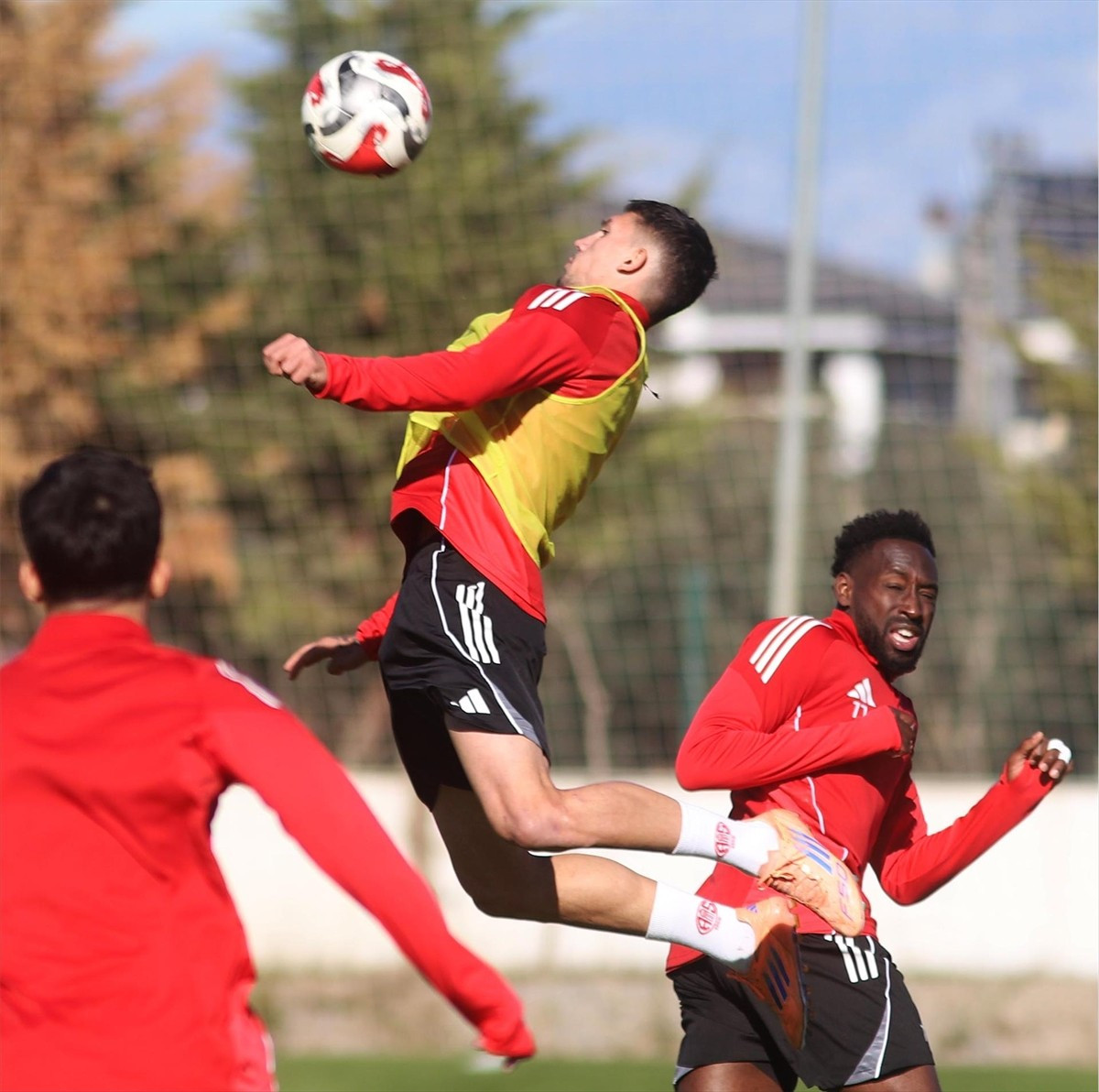 Hesap.com Antalyaspor, Trendyol Süper Lig'in 17. haftasında 19 Aralık Cuma günü Kocaelispor ile...