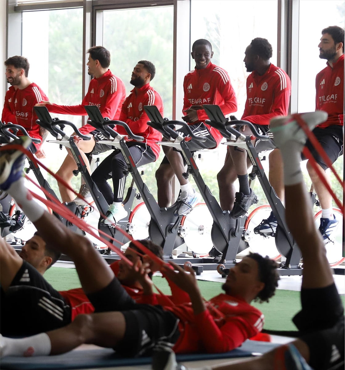 Hesap.com Antalyaspor, Trendyol Süper Lig'in 21. haftasında Mısırlı.com.tr Fatih Karagümrük ile...