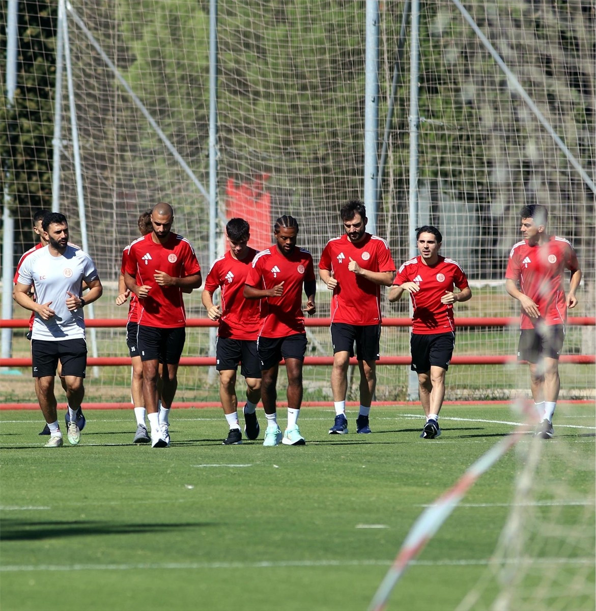 Hesap.com Antalyaspor, Trendyol Süper Lig'in 7. haftasında Fenerbahçe ile deplasmanda yapacağı...