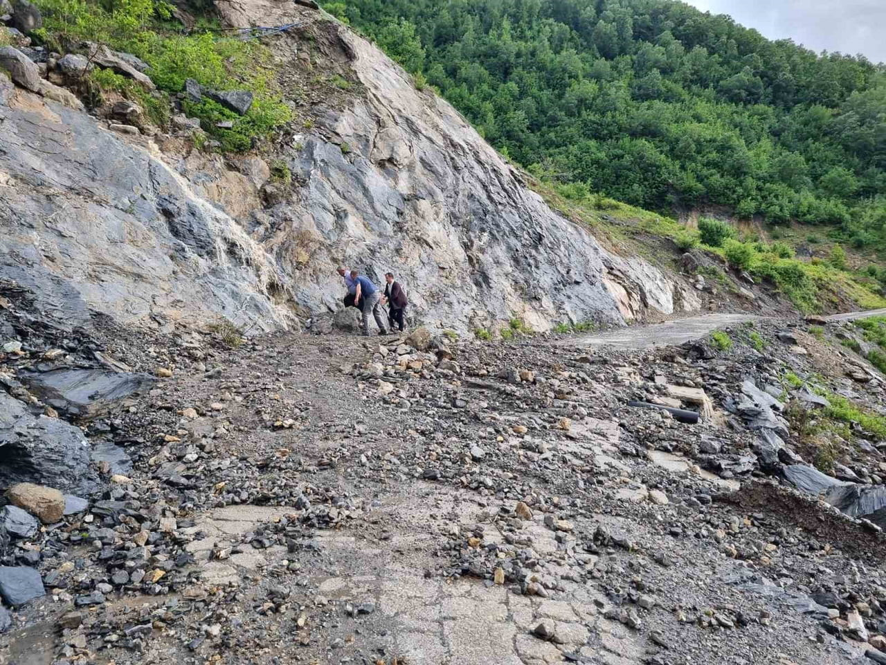 HEYELAN NEDENİYLE KAPANAN KÖY YOLUNDA VATANDAŞLAR HALATLARLA KARŞIYA GEÇTİ