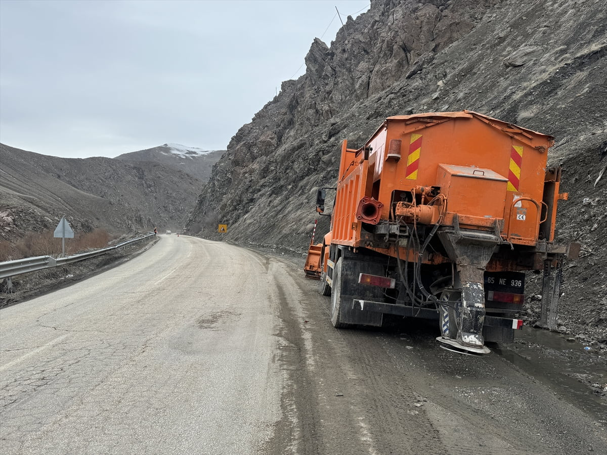 Heyelan nedeniyle kapanan Yüksekova-Hakkari kara yolu kontrollü olarak ulaşıma açıldı.