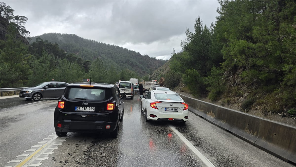 Heyelan nedeniyle kısa süre trafiğe kapanan Antalya-Isparta yolu, yeniden ulaşıma açıldı. 