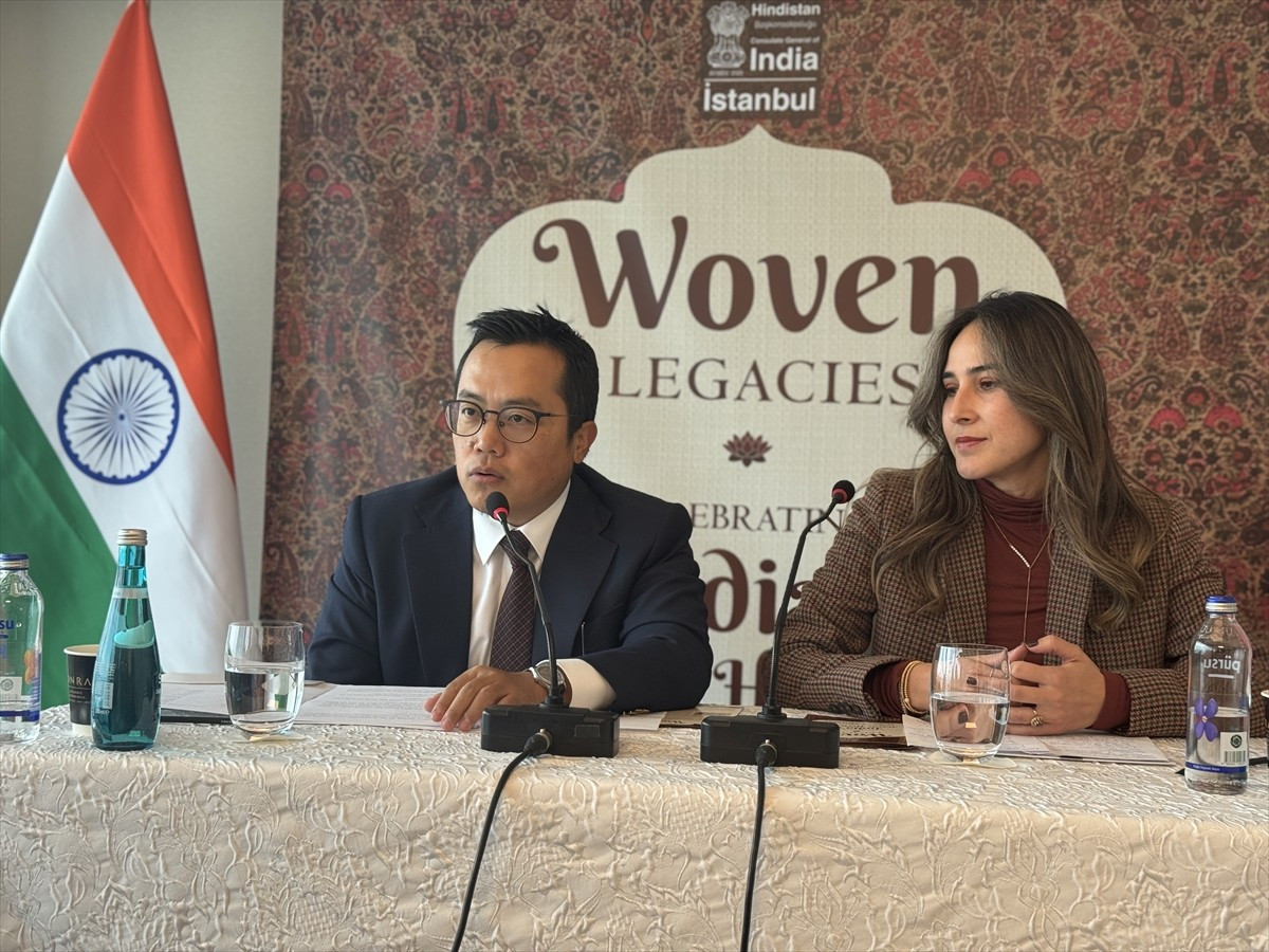 Hindistan İstanbul Başkonsolosluğu'nun hazırladığı küratörlüğünü Serra Oruç'un üstlendiği "Woven...