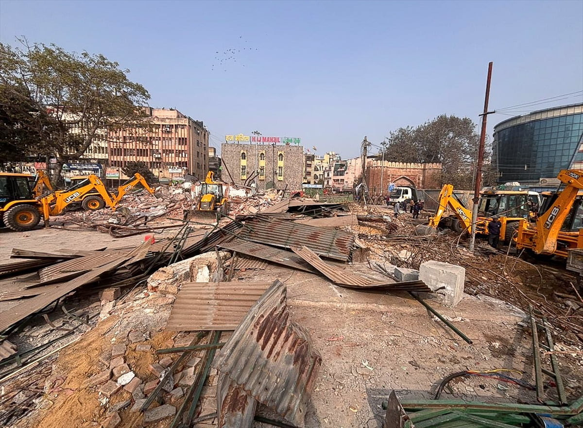 Hindistan'da bir caminin yanında "mülkiyet ihlali olan" yapıların yıkılmasına itiraz eden bölge...