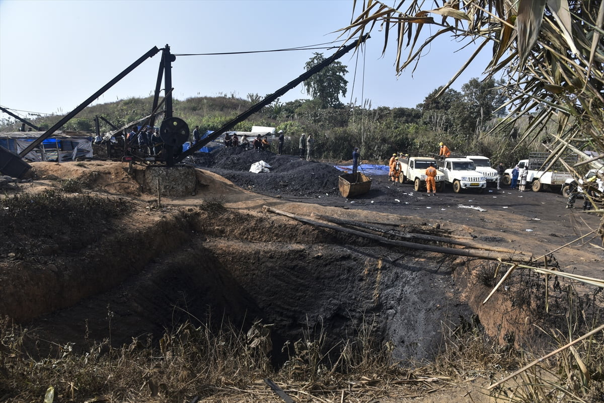 Hindistan'da kömür madeninde dün meydana gelen patlama sonucu en az 18 işçinin yaşamını yitirdiği...
