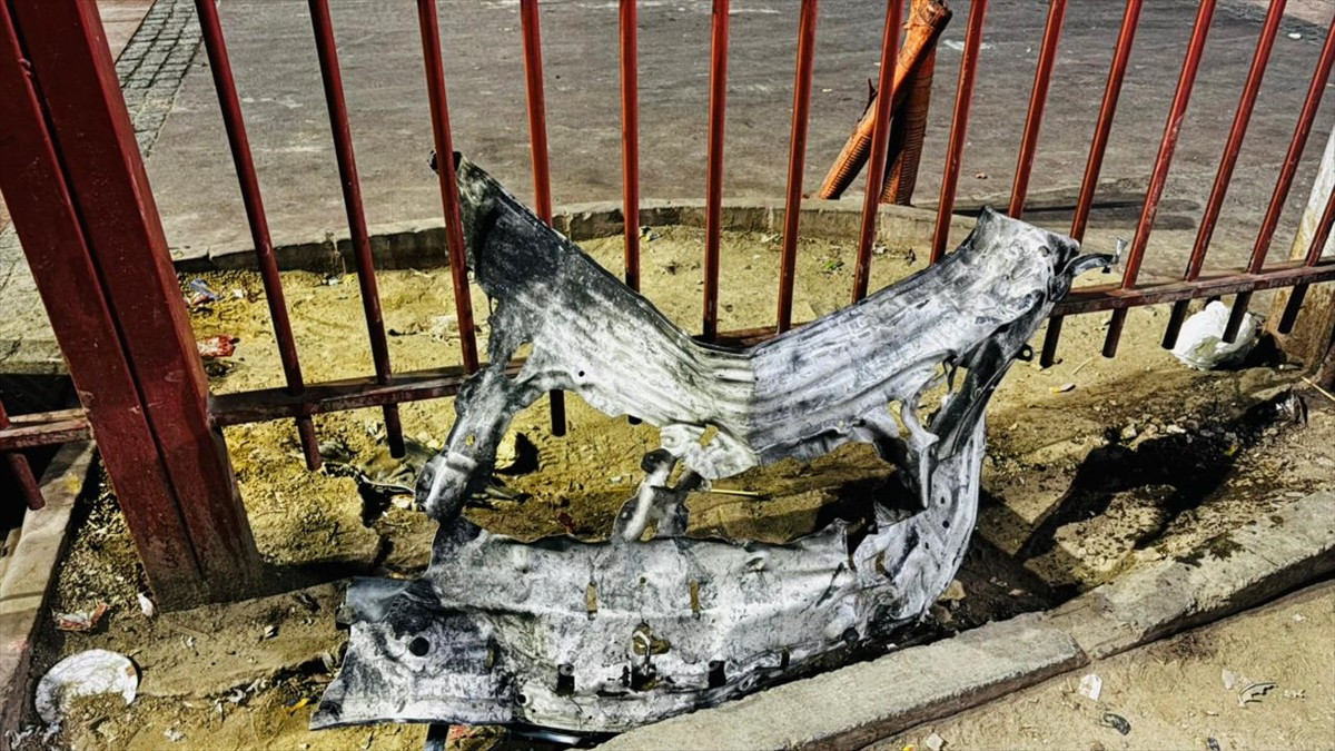 Hindistan'ın başkenti Yeni Delhi'de bir araçta meydana gelen patlama sonucunda ilk belirlemelere...