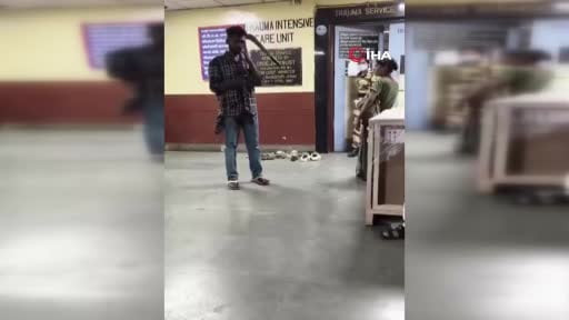 Hindistan'ın Mumbai kentinde kafasına pala saplanan gencin hastanede tedavisi için beklerken...
