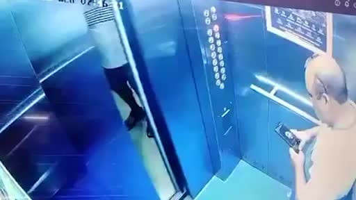 Hindistan'ın Uttar Pradeş eyaletinde asansörde karşılanan iki eski apartman yöneticisi yumruk...