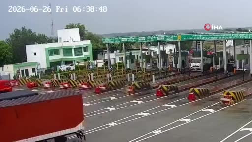 Hindistan’ın Uttar Pradesh eyaletinde otoyol gişelerine çarpan LPG yüklü tankerde meydana gelen...