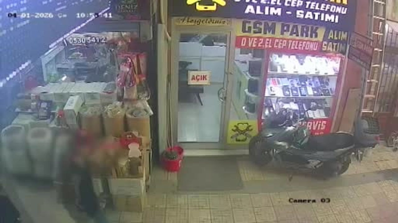 Hırsızlık Anı Kamerada: 15 Bin TL Değerindeki Telefon Çalındı