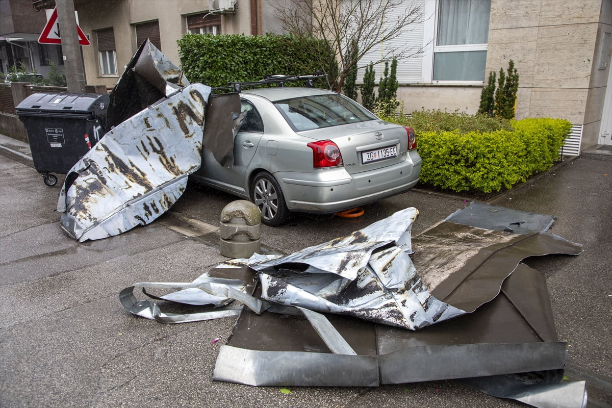 Hırvatistan'ın başkenti Zagreb'de etkili olan şiddetli fırtına nedeniyle çok sayıda ağaç devrildi...