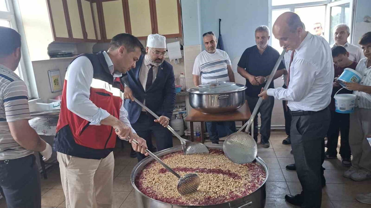 HİSARCIK KUTLUHALLAR KÖYÜNDE AŞURE GELENEĞİ SÜRDÜRÜLÜYOR