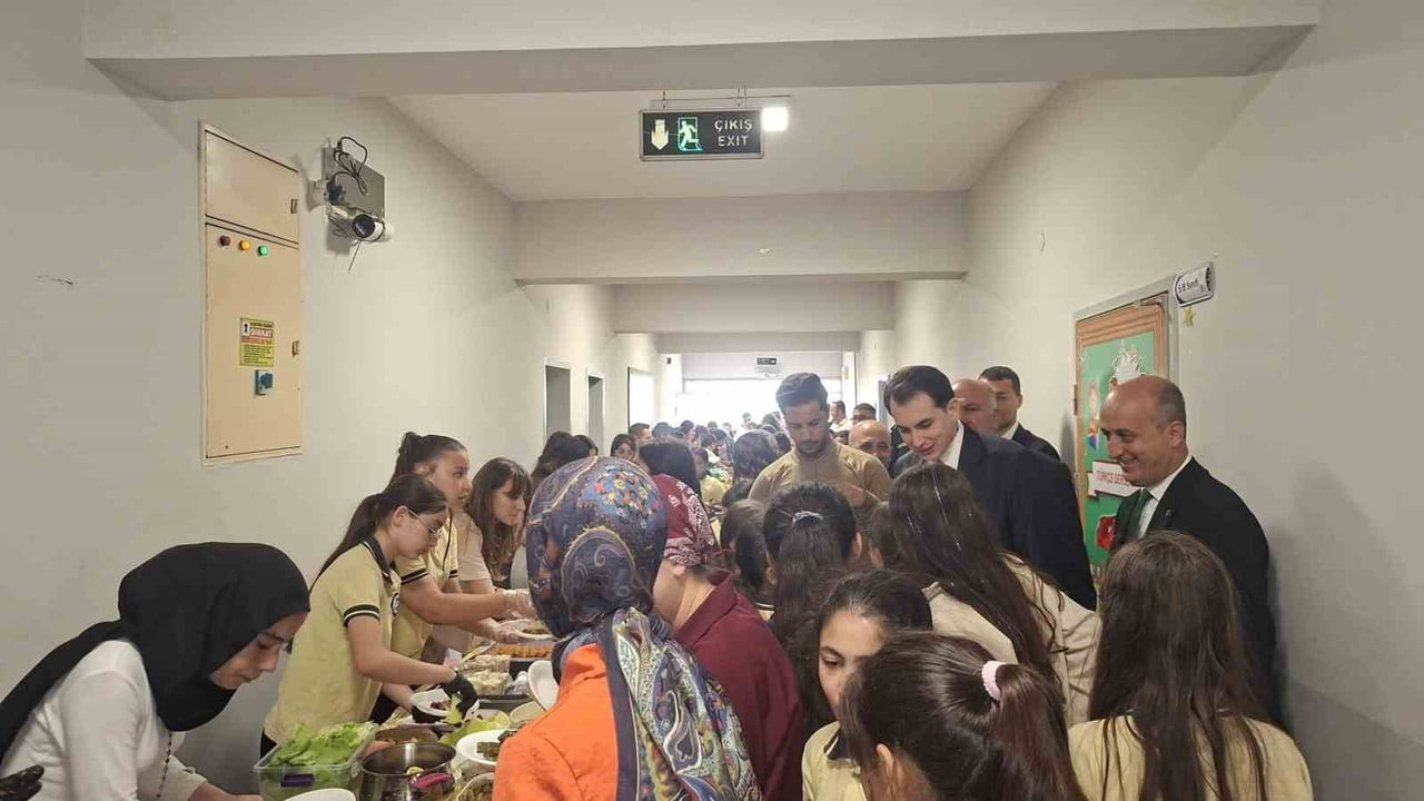 HİSARCIK ŞEHİTLER ORTAOKULU’NDA YILSONU HAYIR ÇARŞISI YOĞUN İLGİ GÖRDÜ