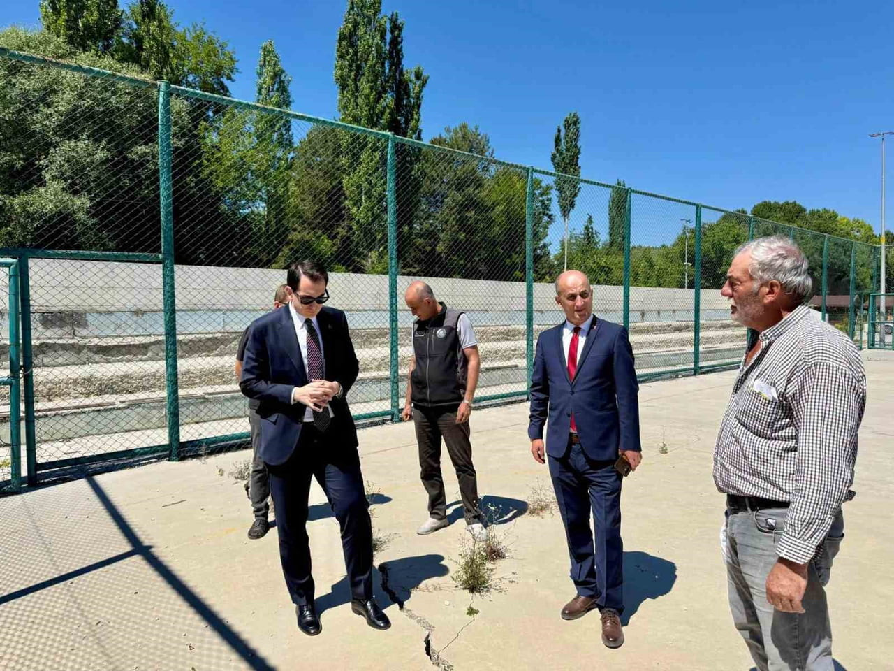 HİSARCIK'TA OKUL SPOR ALANLARI YENİLENİYOR
