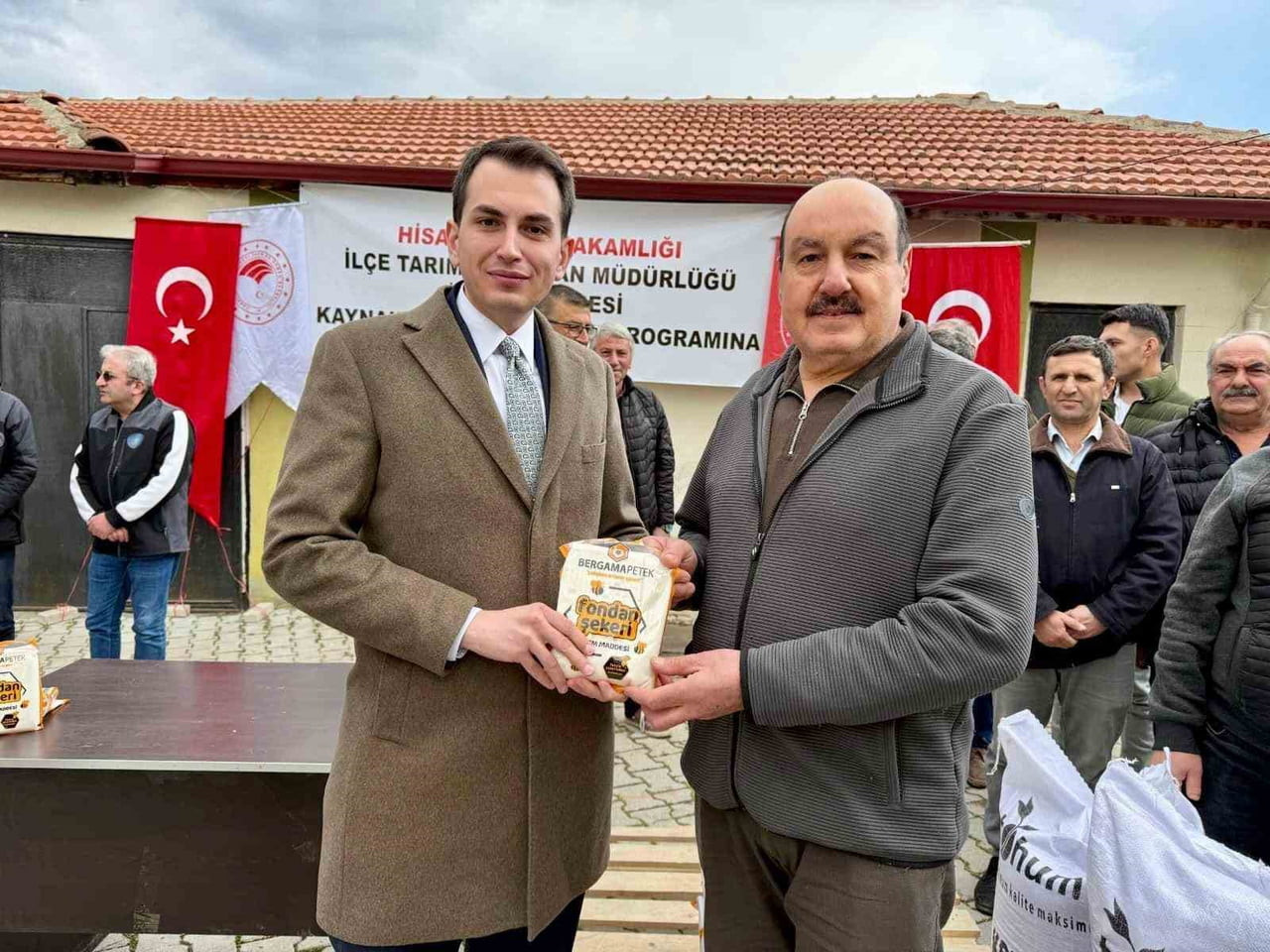 HİSARCIK’TA ARI ÜRETİCİLERİNE FONDAN ŞEKERİ, ÇİFTÇİLERE KORUNGA TOHUMU DAĞITILDI