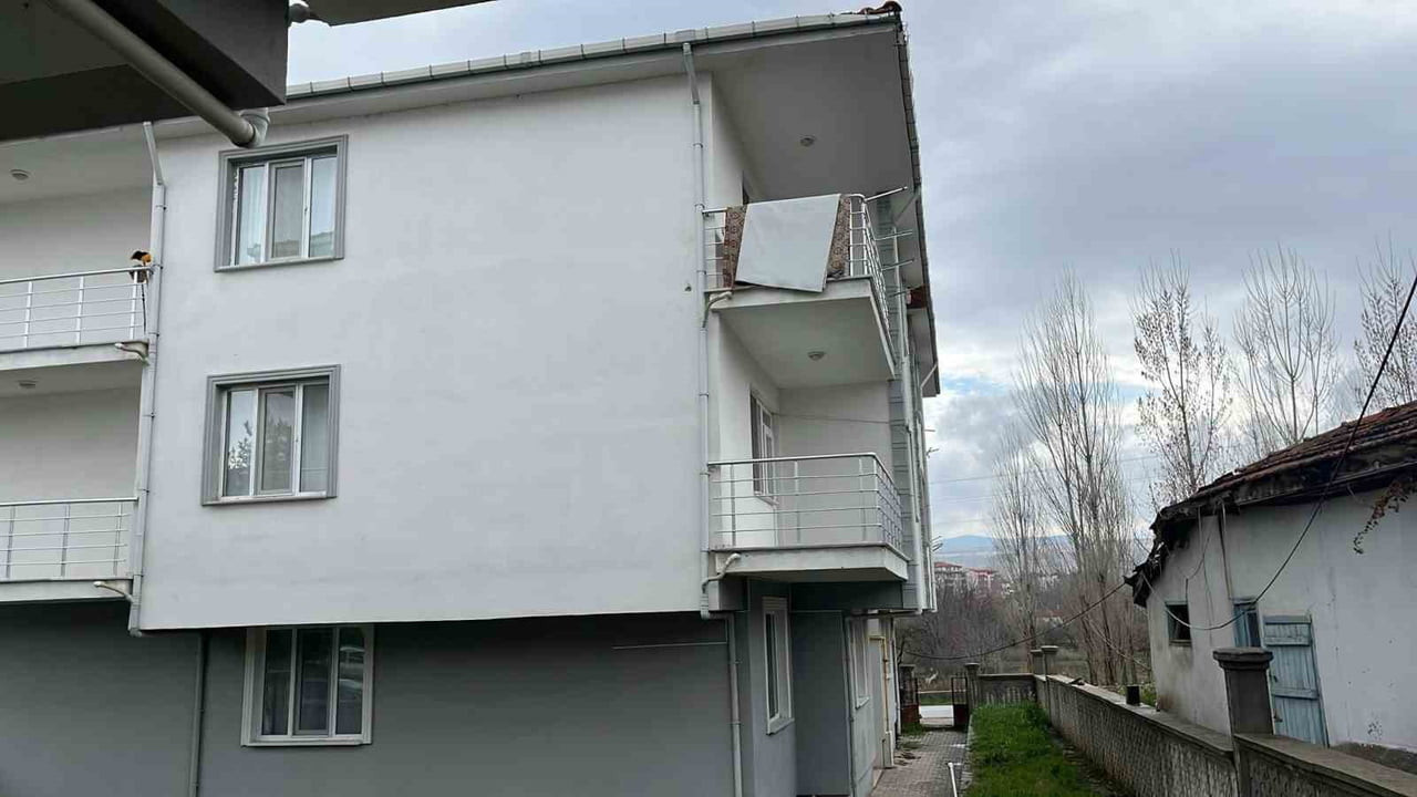 HİSARCIK’TA BALKONDAN DÜŞEN ALZHEİMER HASTASI YAŞAMINI YİTİRDİ