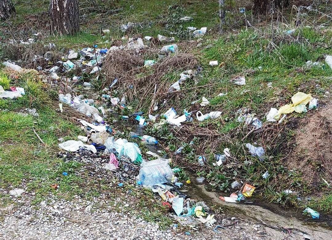 HİSARCIK’TA ÇEŞMENİN ÇEVRESİ ÇÖPLÜĞE DÖNDÜ!