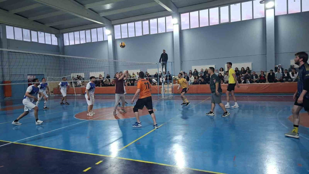 HİSARCIK’TA KURUMLAR ARASI VOLEYBOL TURNUVASINDA DEVLET HASTANESİ ŞAMPİYON OLDU