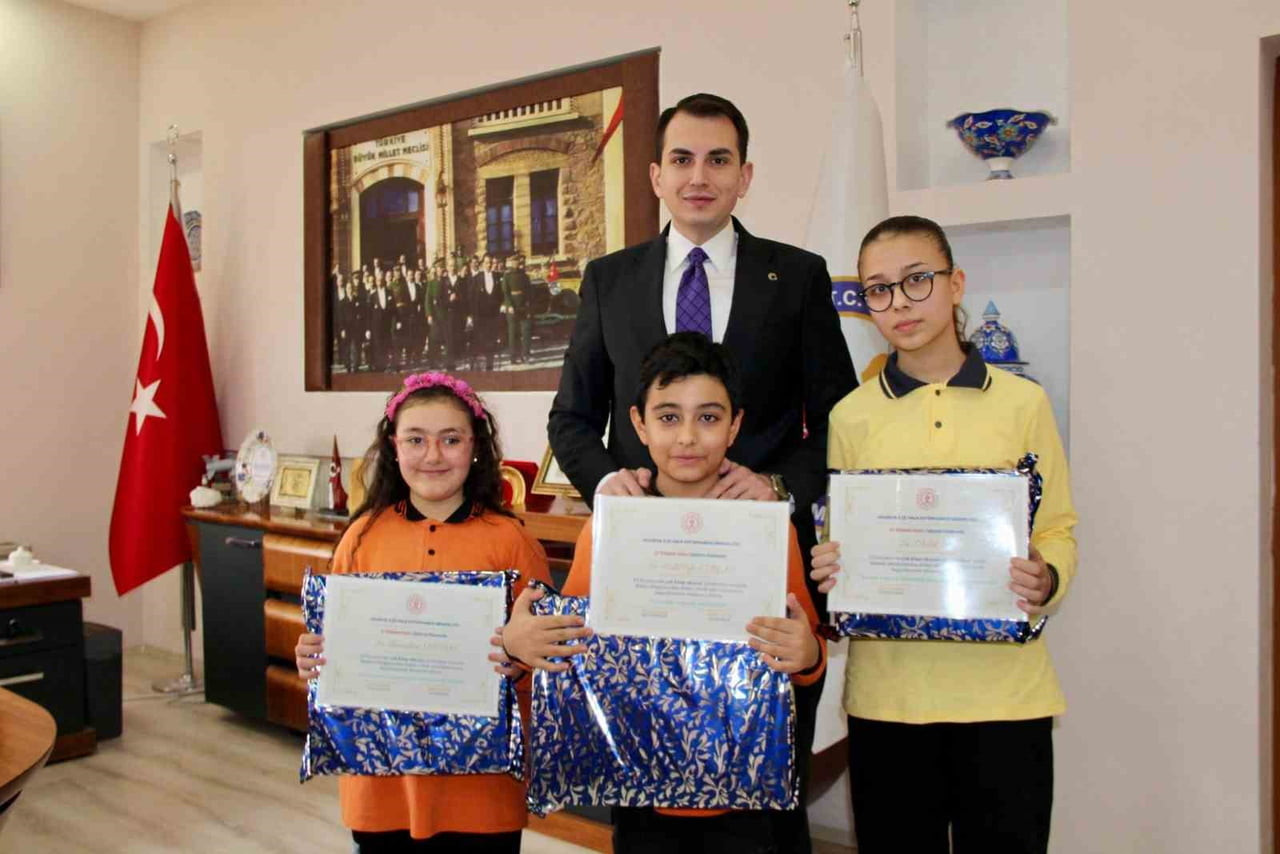 HİSARCIK’TA "KİTAP KURDU" ÖĞRENCİLERE KAYMAKAM ATAM’DAN ÖDÜL