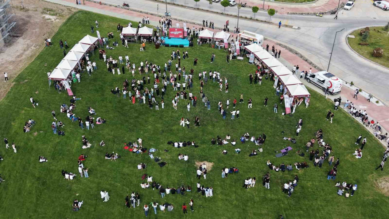 HİTİT ÜNİVERSİTESİ KUZEY KAMPÜSÜNDE DÜZENLENEN PROGRAM DRONLA HAVADAN GÖRÜNTÜLENDİ