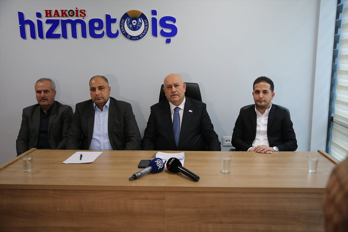 Hizmet-İş Sendikası Genel Sekreter Yardımcısı Zekeriya Koca (sağ 2), Hizmet-İş Diyarbakır İl...