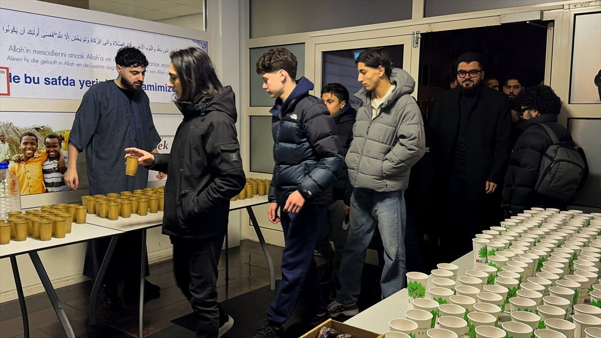 Hollanda'da 1000 genç, Schiedam kentindeki Milli Görüş Teşkilatına bağlı Yıldız İslam Merkezi...