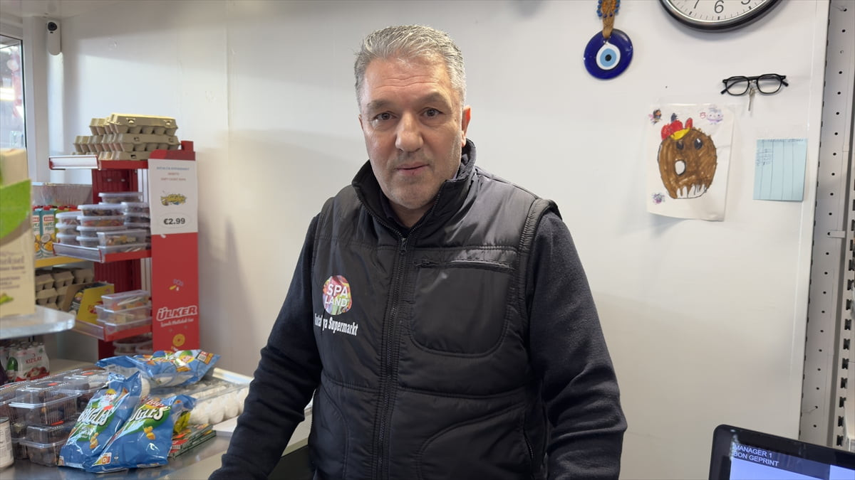 Hollanda'da market işleten Mustafa Aydın'ın, iş yerine giren silahlı soyguncuyu soğukkanlılık...