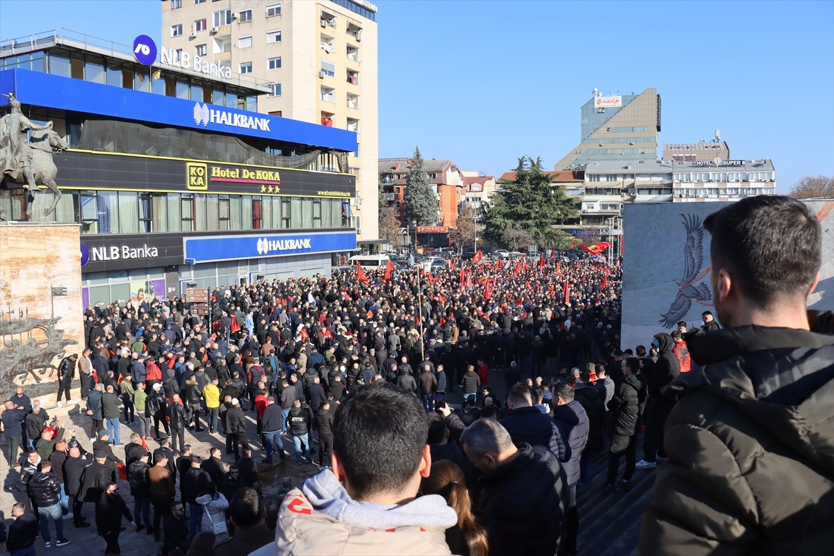 Hollanda'nın Lahey kentinde tutuklu yargılanan eski Kosova Cumhurbaşkanı Hashim Thaçi'nin de...