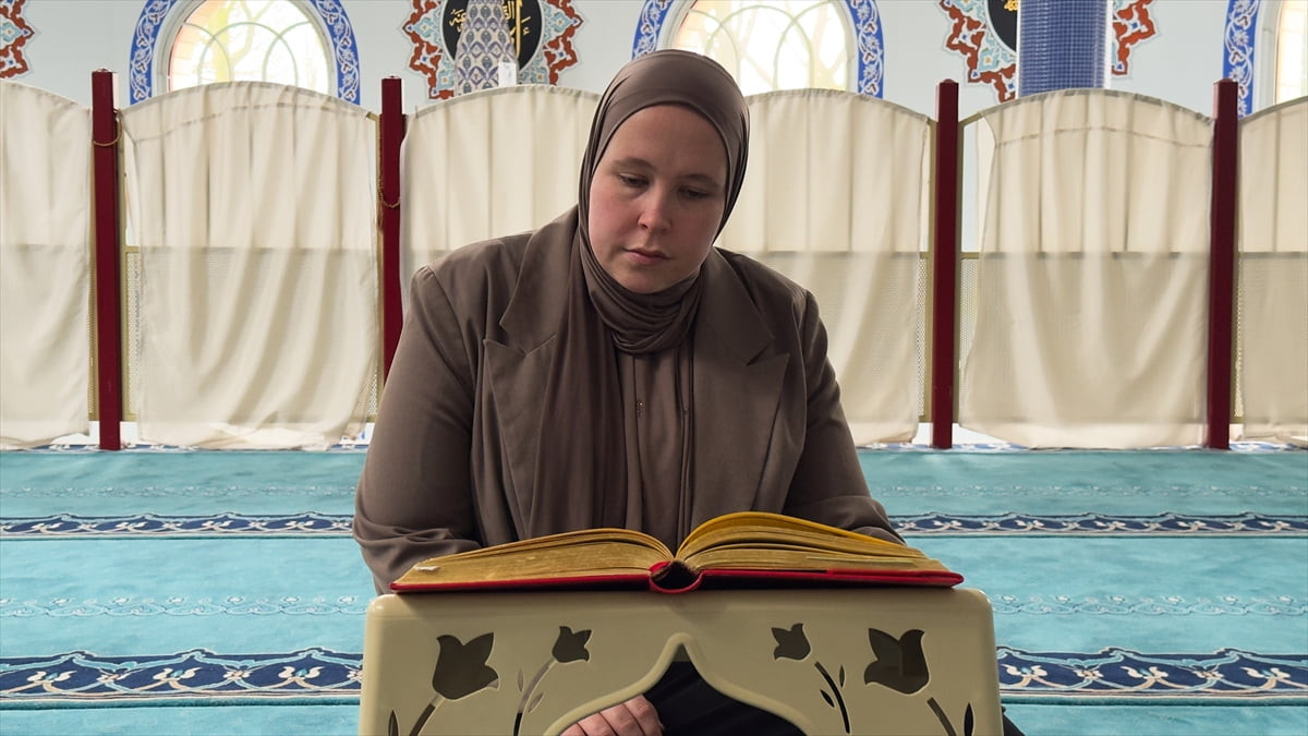 Hollanda'nın Limburg bölgesinde polis merkezinin gözaltı biriminde görev yapan Hollandalı mühtedi...