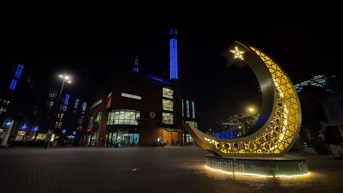 Hollanda’daki camilerde ramazan ayının ilk teravih namazı kılındı. Müslümanlar, Hollanda Diyanet...