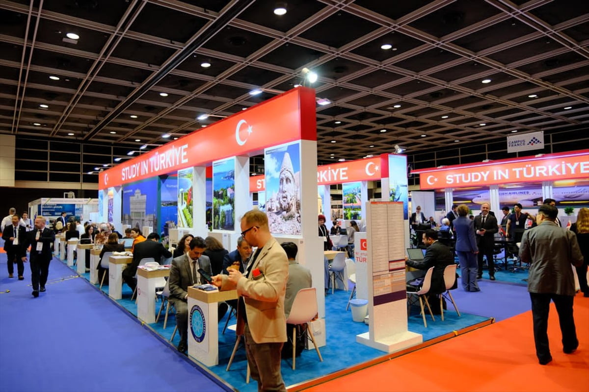 Hong Kong'da düzenlenen dünyanın önde gelen yükseköğretim fuarlarından APAIE 2026'da Dışişleri...