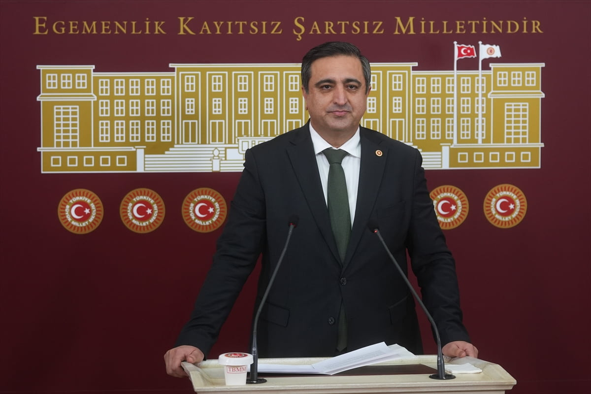 HÜDA PAR Batman Milletvekili Serkan Ramanlı, Meclis'te düzenlediği basın toplantısında...