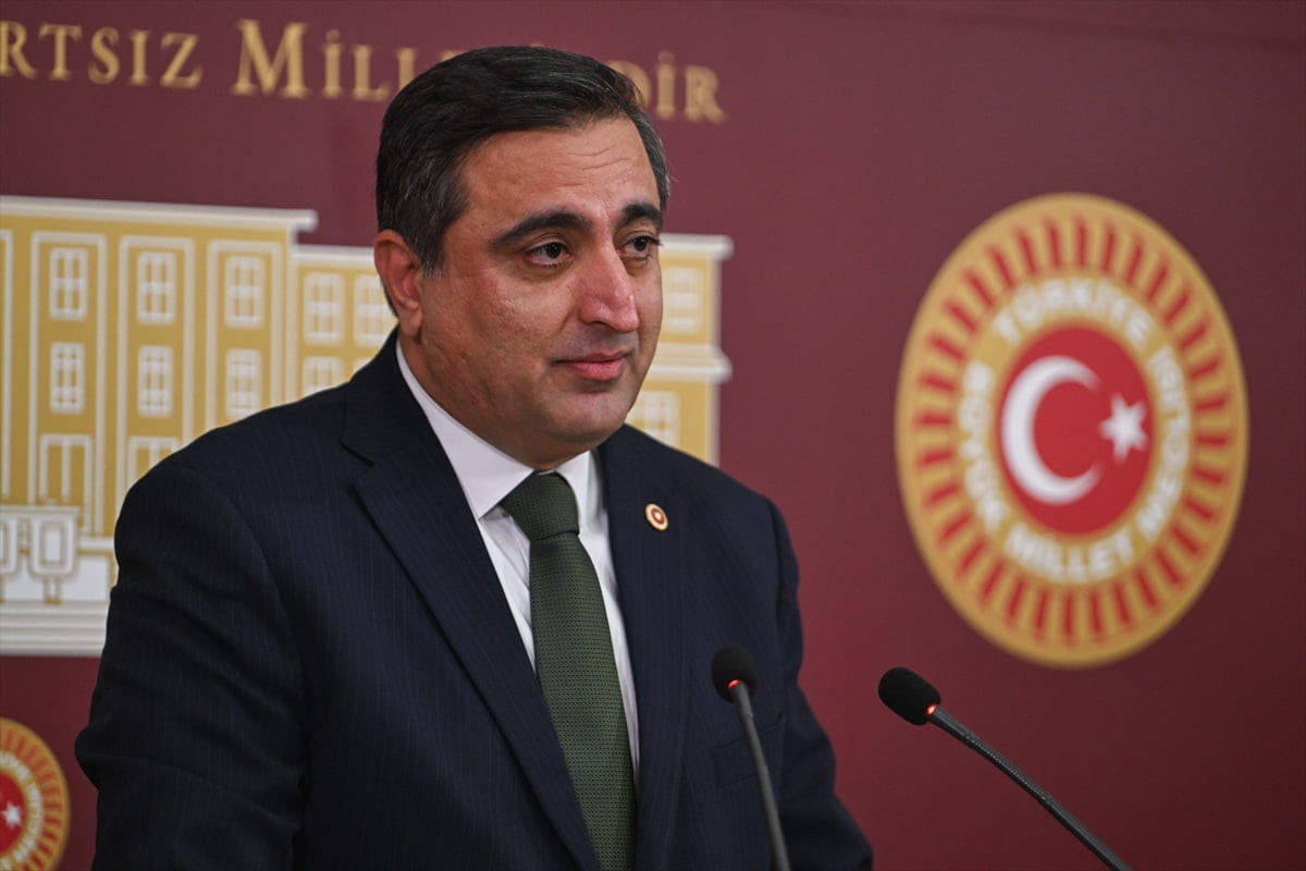 HÜDA PAR Batman Milletvekili Serkan Ramanlı, TBMM'de düzenlediği basın toplantısında...