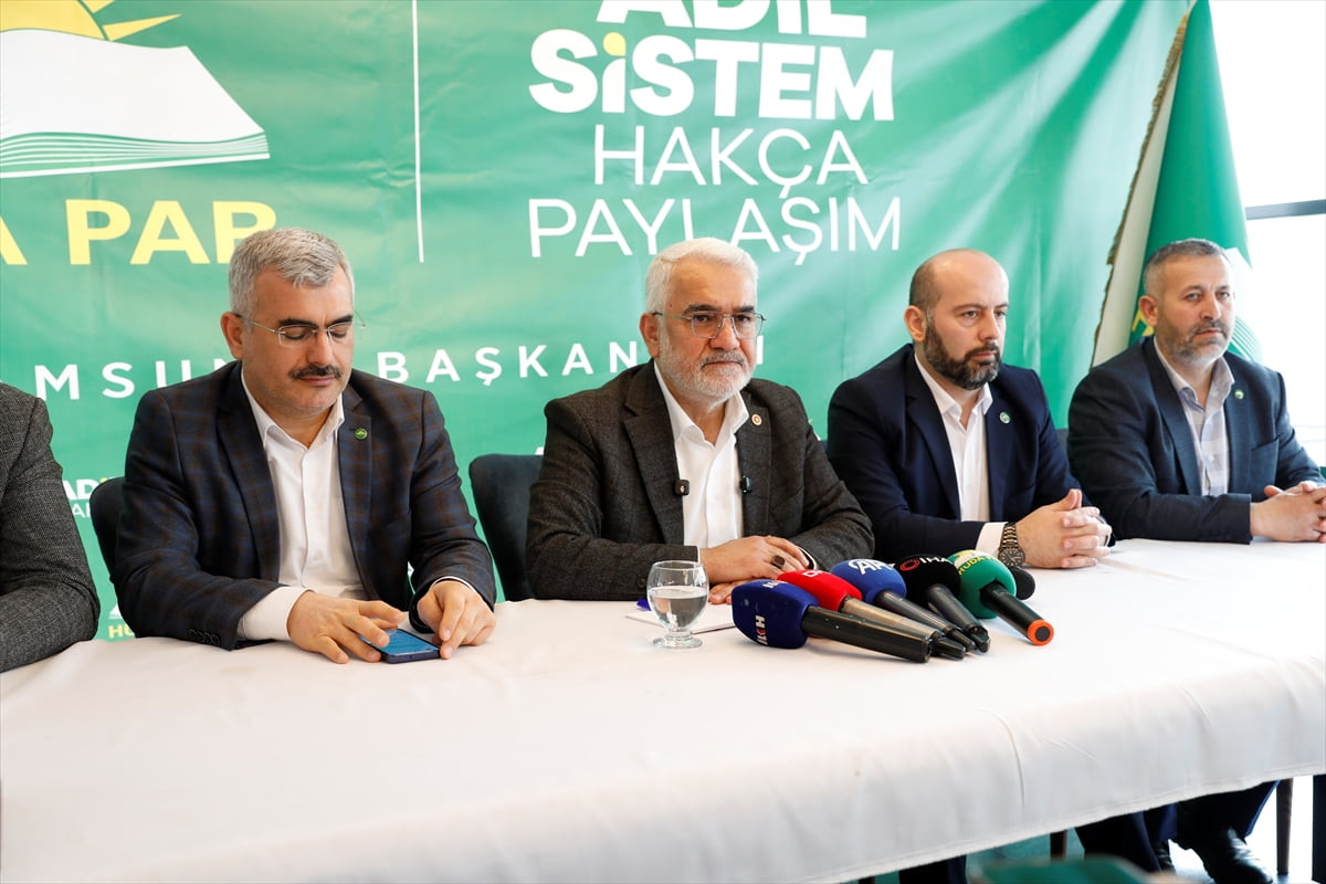 HÜDA PAR Genel Başkanı Zekeriya Yapıcıoğlu (sol 2), Samsun'da bir restoranda, basın mensuplarına...