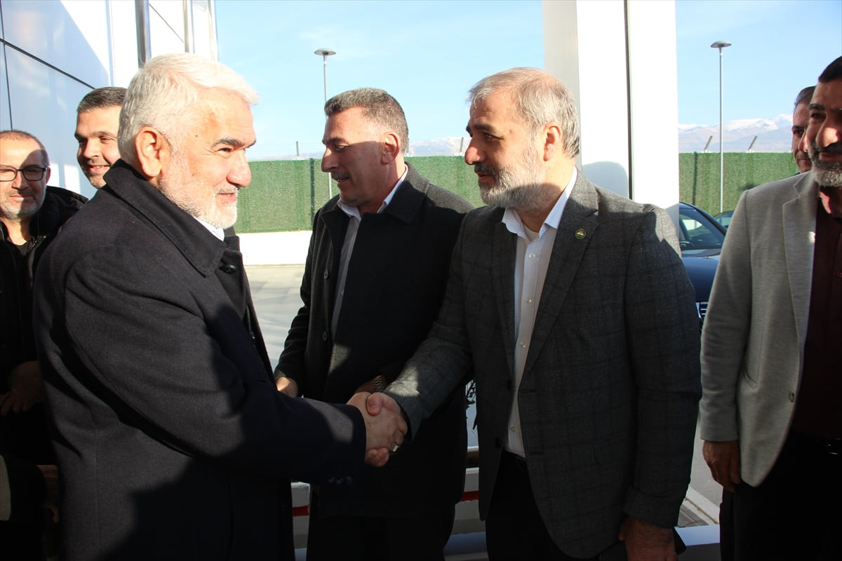 HÜDA PAR Genel Başkanı Zekeriya Yapıcıoğlu, (solda) 6 Şubat 2023'teki depremlerin merkez üssü...