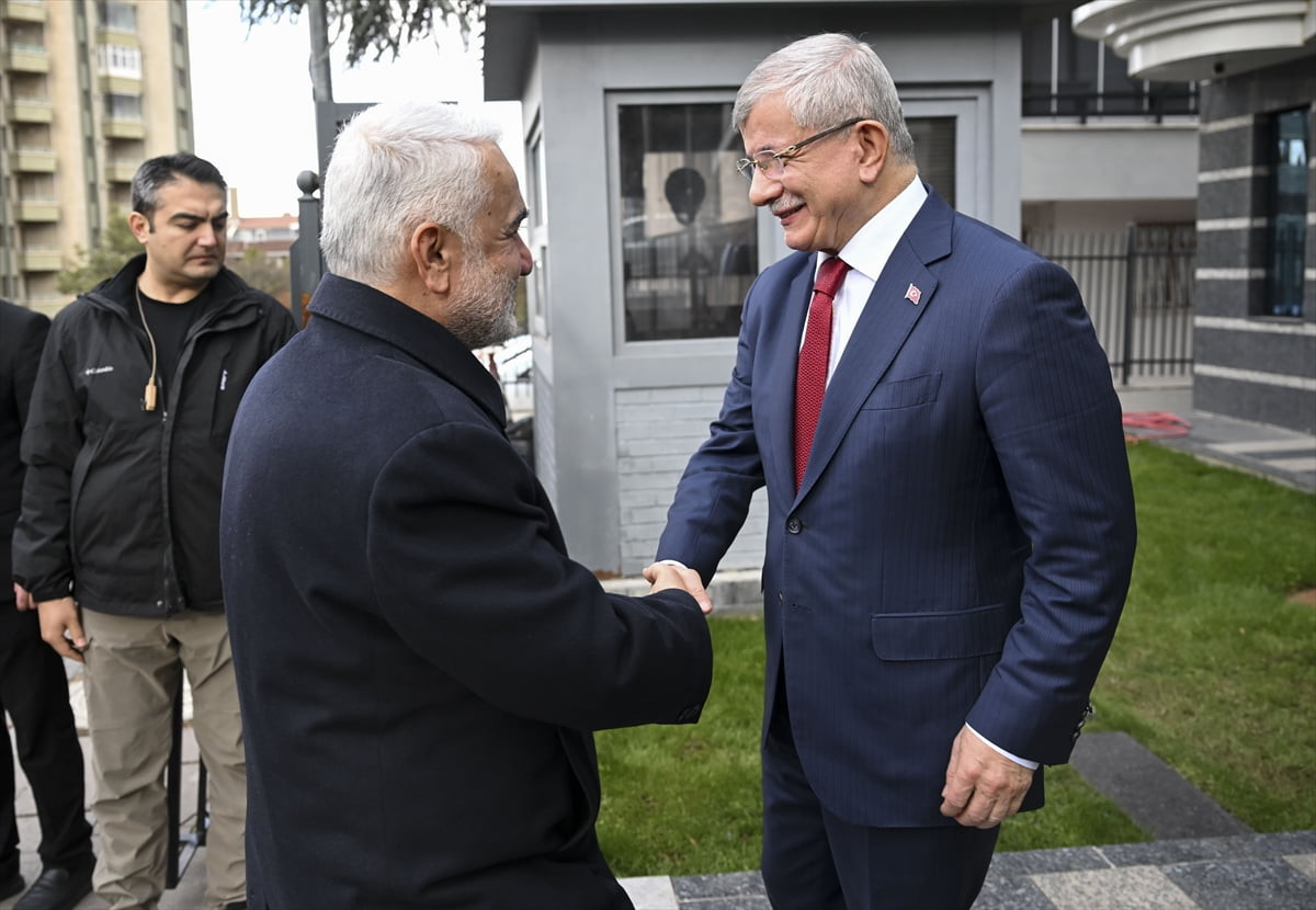 HÜDA PAR Genel Başkanı Zekeriya Yapıcıoğlu (solda), Gelecek Partisi Genel Başkanı Ahmet...